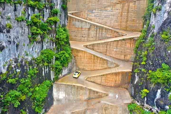 Estrada ( Rodovia Lingpaishi) em Z de Lingpaishi, em Chongqing, na China, assusta motoristas - Reprodução do Youtube Canal Qingyunji
