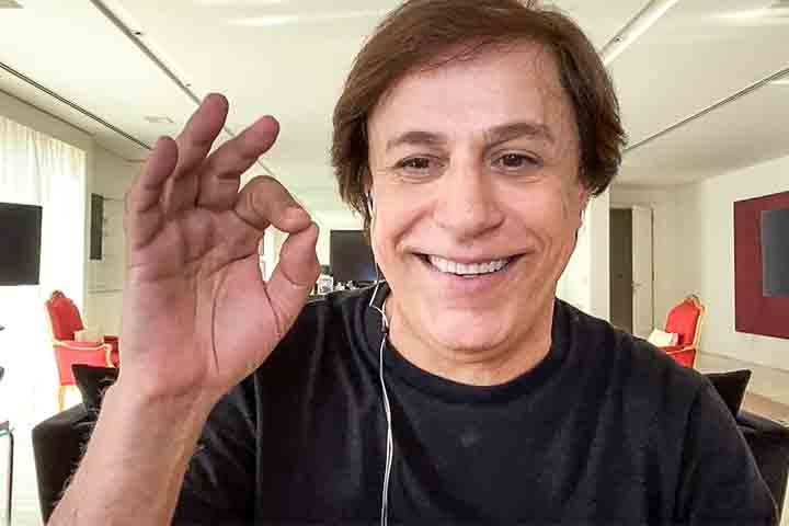 O interesse pela comédia surgiu ainda na adolescência. Em 1976, aos 14 anos, Tom começou a se apresentar em bares do Ceará, levando ao público números de humor baseados em esquetes e imitações de artistas conhecidos. 
