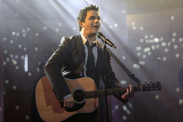 <p>Ainda jovem, aprendeu a tocar violão e a compor, sob influência da música flamenca.</p>
