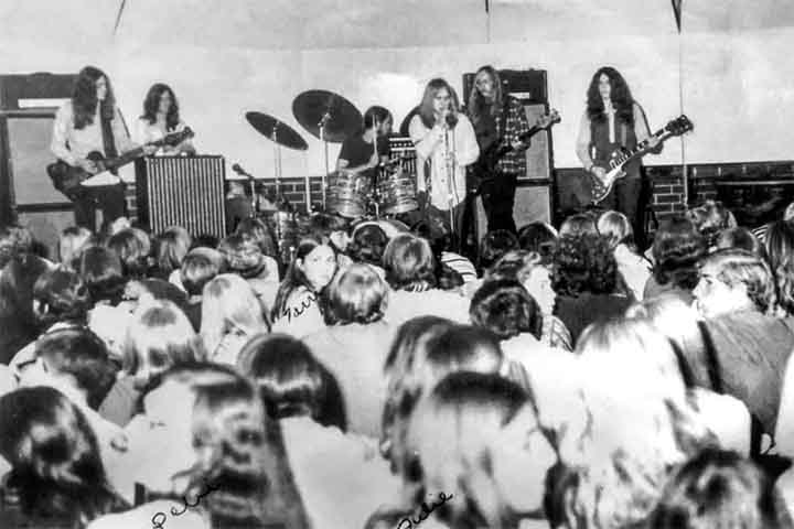 O Lynyrd Skynyrd surgiu na década de 1960, em Jacksonville, na Flórida, a partir da amizade entre Ronnie Van Zant, Gary Rossington e Allen Collins.
