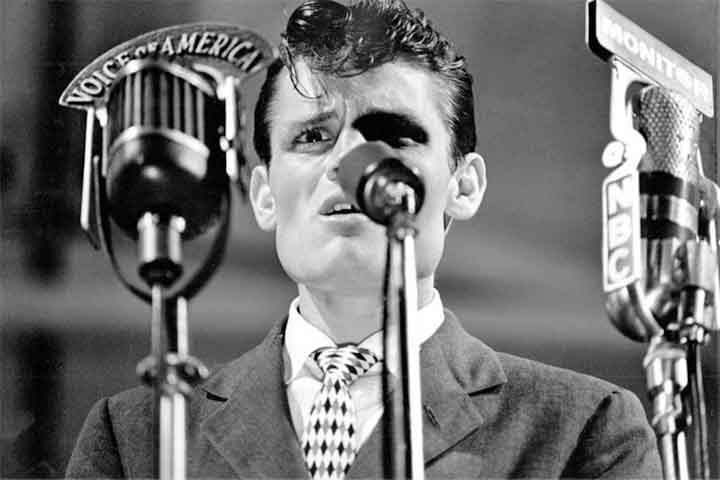 <p>Ele também foi um vocalista de timbre frágil e melancólico, cuja voz ajudou a definir o clima introspectivo do chamado cool jazz.</p>
