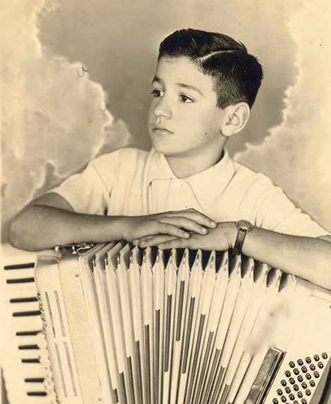 Wagner Tiso Veiga nasceu em 12 de dezembro de 1945 em Três Pontas, no sul de Minas Gerais. Com formação erudita, ele construiu uma trajetória como um nome importante da música brasileira, atuando como pianista, regente, compositor e arranjador.
