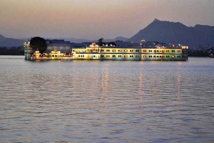 Taj Lake Palace, hotel histórico de luxo na Índia, no Lago Pichola, em Udaipur - Reprodução do Flickr Michele Piselli