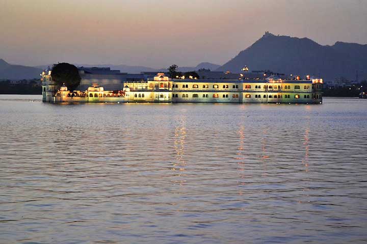 O Taj Lake Palace fica localizado no centro do Lago Pichola, em Udaipur, a cerca de 30 minutos de carro do aeroporto de Udaipur. 