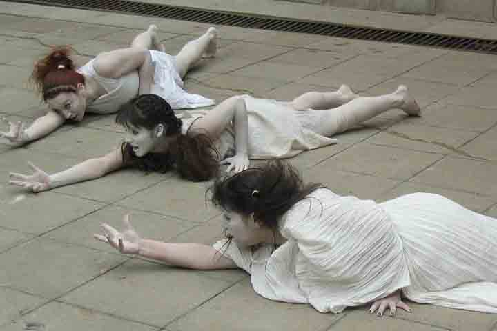 Um dos elementos mais conhecidos dessa expressão é o uso do corpo com desenhos de branco, criando uma figura quase fantasmagórica que parece desafiar os limites entre vida e morte, entre o movimento e a quietude. 
