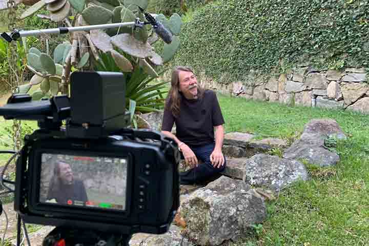 Mais do que um simples álbum, “EITA” chega acompanhado de um média-metragem disponível no YouTube, pensado como complemento visual às canções. 
