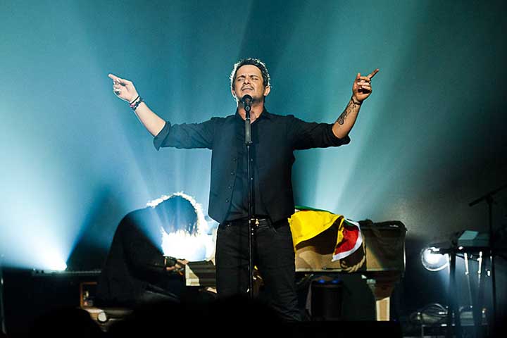 <p>A partir dali, Alejandro Sanz passou a figurar entre os principais nomes da música espanhola, emplacando canções que rapidamente se tornaram hits e ampliando sua base de fãs.</p>
