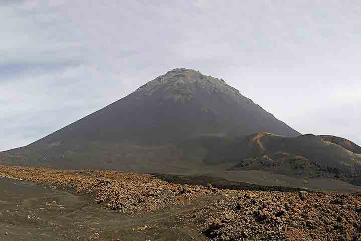 A geografia das ilhas tambÃ©m reserva caracterÃ­sticas Ãºnicas. A ilha do Fogo, por exemplo, Ã© marcada pelo vulcÃ£o ativo Pico do Fogo, que alcanÃ§a quase trÃªs mil metros de altitude e configura uma das paisagens mais impressionantes do AtlÃ¢ntico. 
