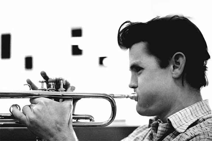<p>Filho de um guitarrista que tocava em bandas country e western, Baker teve contato com a música ainda na infância. Começou a estudar trombone, mas logo migrou para o trompete, instrumento que o acompanharia por toda a vida.</p>
