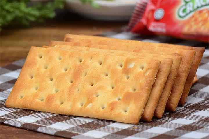 Nos Estados Unidos, o cream cracker foi incorporado à indústria de alimentos industrializados, ganhando embalagens práticas e se consolidando como snack salgado versátil para diferentes públicos.