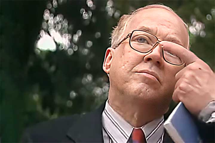 Paulo Francis morreu em fevereiro de 1997, em Nova Iorque, após um ataque cardíaco inicialmente diagnosticado como bursite. O jornalista vivia havia mais de vinte anos com sua esposa, Sônia Nolasco, e seu corpo foi trasladado para o Rio de Janeiro, onde foi enterrado no Cemitério de São João Batista. 

