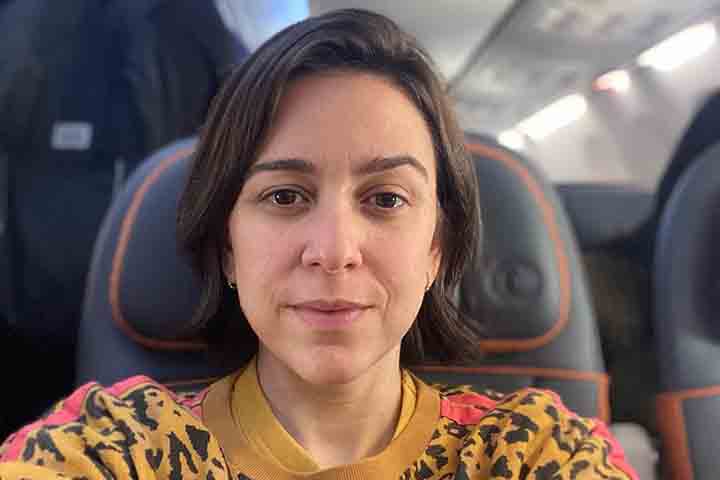 Desde pequena, ela conviveu com diferentes influências musicais - MPB, rock, música regional - e, apesar de também ter estudado jornalismo e trabalhado como balconista, sua paixão pela música falou mais alto.
