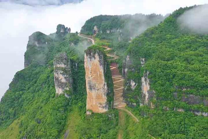 Estrada ( Rodovia Lingpaishi) em Z de Lingpaishi, em Chongqing, na China, assusta motoristas - Reprodução do Youtube Canal Qingyunji