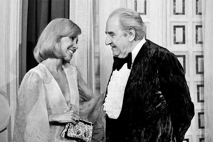 Ela iniciou sua vida profissional ainda na adolescência, quando, aos 15 anos, tornou-se locutora da Rádio Jornal do Commercio, em Recife, no ano de 1957. 
