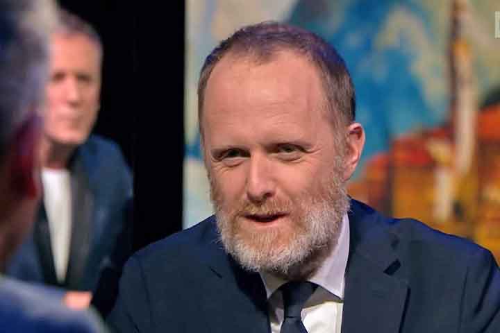 No entanto, parece que nem todo mundo curtiu essa ideia brilhante. O prefeito de Como, Alessandro Rapinese, afirmou que preferia os tradicionais lenços de seda da região como souvenirs.