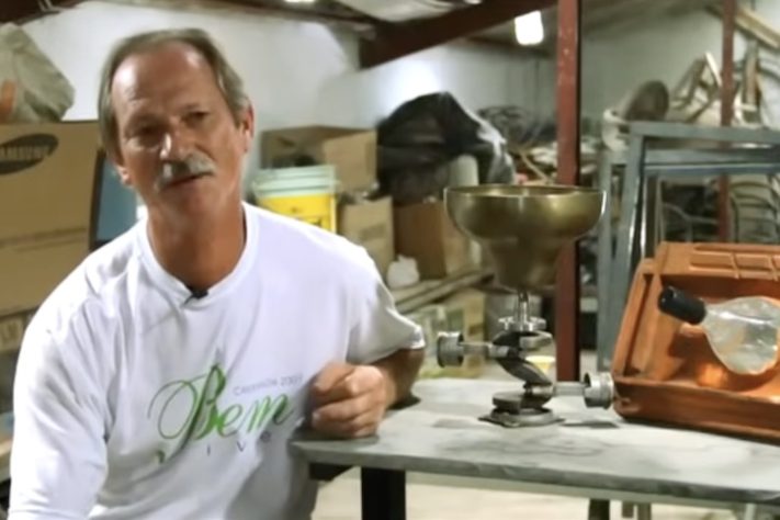 Brasileiro Alfredo Moser inventou lâmpada de garrafa PET e ganhou reconhecimento internacional - Reprodução/YouTube