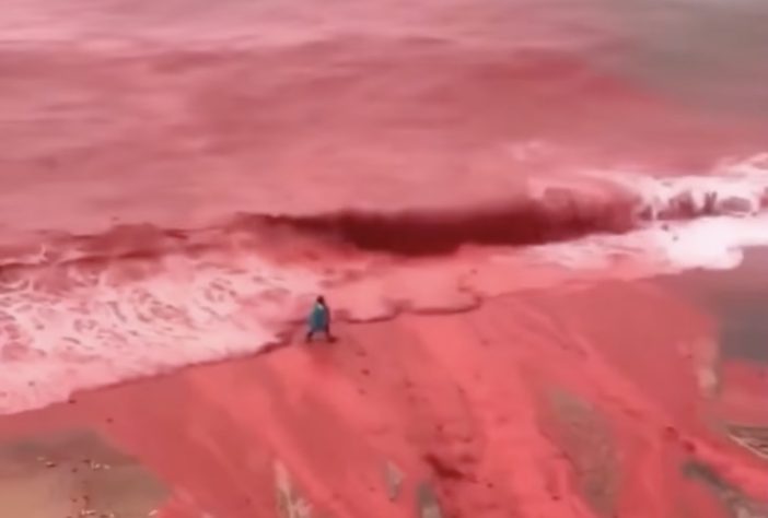 Chuvas torrenciais provocam 'mar de sangue' na Ilha de Hormuz, no Irã - Reprodução/Redes Sociais