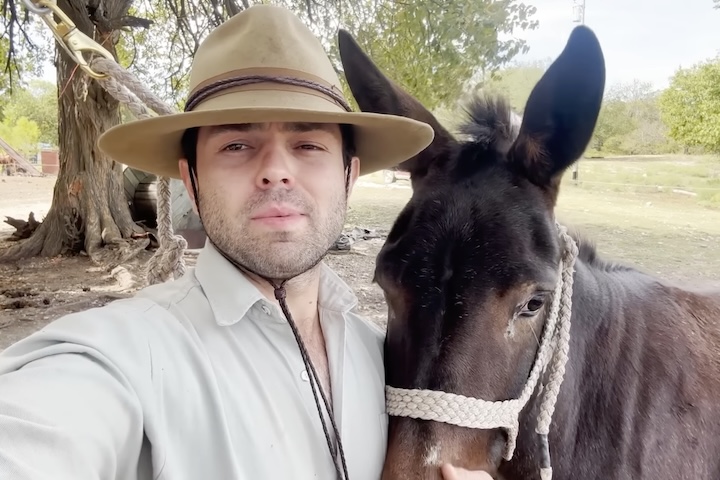 A expedição também gerou debates. Enquanto muitos enxergam a jornada como um ato de preservação cultural e inspiração, outros questionam os riscos envolvidos para ele e os animais.