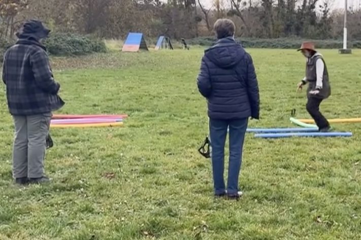 'Hobby Dogging', prática de passear com cães invisíveis ganha adeptos na Alemanha - Reprodução/TV Record