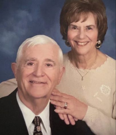 Homem de 74 anos se torna o mais velho do mundo a ser adotado - Reprodução/Guinness World Records