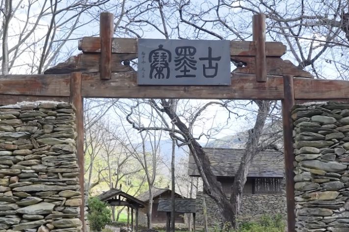 Vilarejo escondido entre montanhas na China tem moinhos de 200 anos e casas feitas de pedra - Reprodução/YouTube