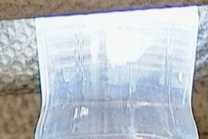 A eficácia foi comprovada na casa do próprio inventor, onde a conta de luz diminuiu cerca de 30% após a instalação no banheiro.