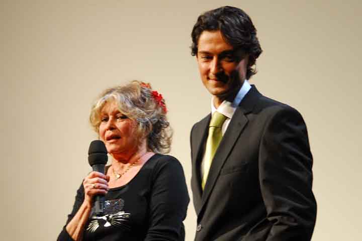 No entanto, a vida de Bardot também foi permeada por controvérsias. Nos anos posteriores à carreira cinematográfica, suas declarações políticas e sociais resultaram em condenações na França por incitação ao ódio racial, o que afetou sua imagem pública. 
