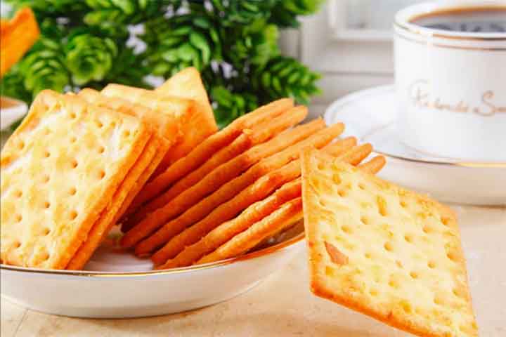 O nome se refere ao método utilizado na fabricação dos biscoitos, pois o verbo to cream em inglês significa bater uma massa até que se torne cremosa.