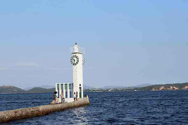 O farol, nesse contexto, ganha um significado simbólico. Assim como essas construções orientam navegantes, o espaço em Salvador representa um ponto de retorno e identidade para o ator, conectando a vida internacional em Los Angeles às raízes baianas que continuam presentes.