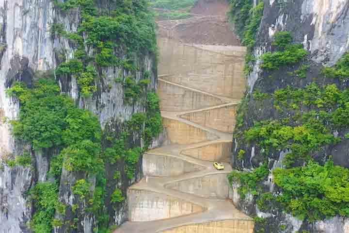 Estrada ( Rodovia Lingpaishi) em Z de Lingpaishi, em Chongqing, na China, assusta motoristas - Reprodução do Youtube Canal Qingyunji