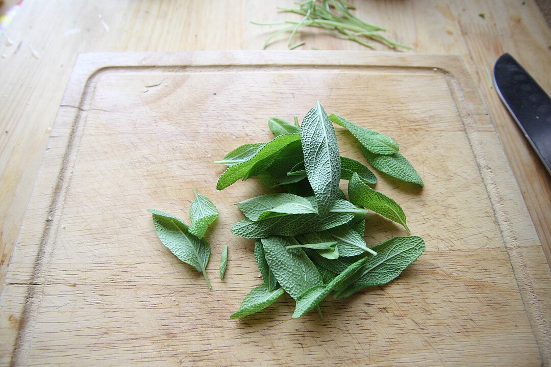 O consumo exagerado pode causar efeitos neurológicos leves, devido à presença de compostos ativos fortes. Por isso, não deve ser ingerida diariamente por longos períodos.