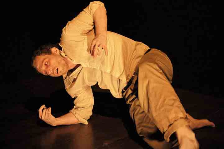 A dança não é guiada por passos pré-definidos, mas por estados psicológicos, memórias, sensações físicas e imagens poéticas que emergem do interior do performer.
