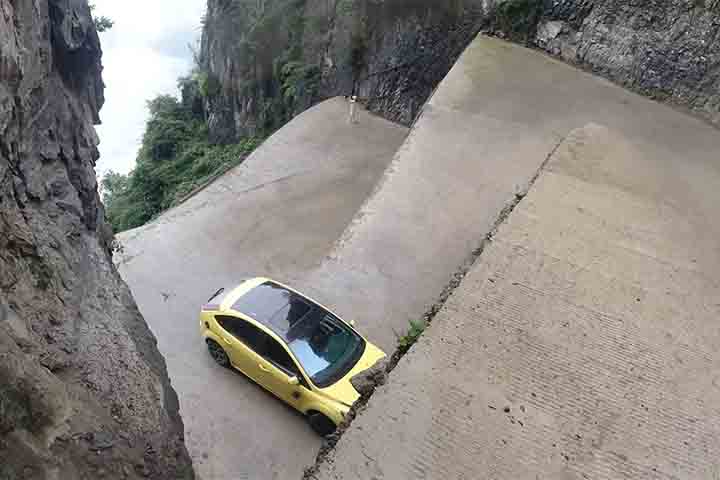 Ao mesmo tempo em que encanta, a Rodovia Lingpaishi evidencia o custo e o desafio de levar infraestrutura a regiões montanhosas. 
