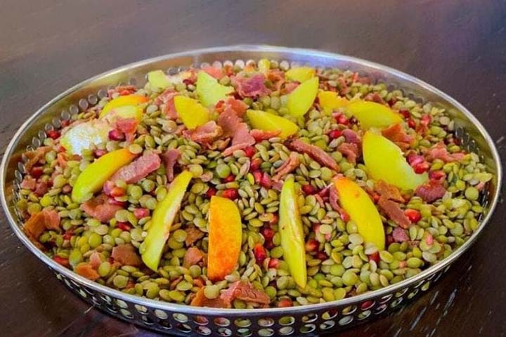 Na cultura judaica, a lentilha também é um alimento simbólico, frequentemente servido em rituais de luto, porque sua forma redonda e a ausência de 