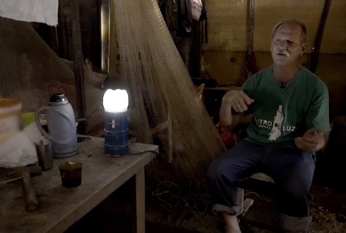 Brasileiro Alfredo Moser inventou lâmpada de garrafa PET e ganhou reconhecimento internacional - Reprodução/YouTube