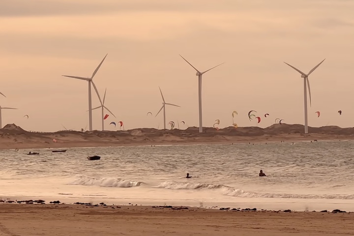 O local é ideal para a prática de sandboard, além de ter uma forte tradição artesanal mantida por rendeiras da comunidade local. 
