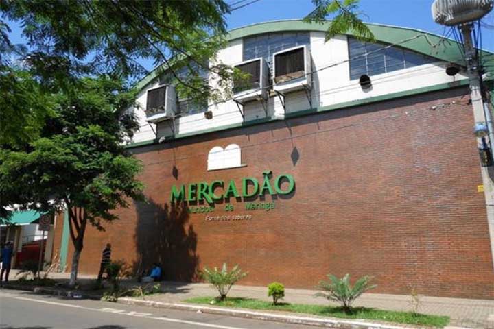 O Mercadão traz um retorno ao passado e revive parte da história de Maringá. Instalado no primeiro armazém cerealista da cidade, o local preserva a memória do antigo barracão, construído em 1958 pela família Tozzo que estocava e comercializava produtos secos e molhados.