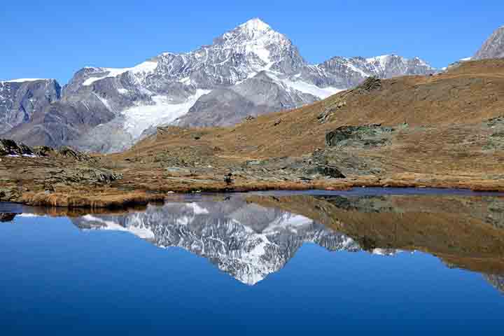 Dent Blanche (4.357 m) - Considerada uma das montanhas mais elegantes da Suíça, destacando-se pela forma piramidal quase perfeita e pelas encostas íngremes que se projetam sobre o Vale de Hérens. Sua aparência imponente e o visual dominante no horizonte fazem dela um dos símbolos mais discretos, porém mais fascinantes, dos Alpes suíços.

