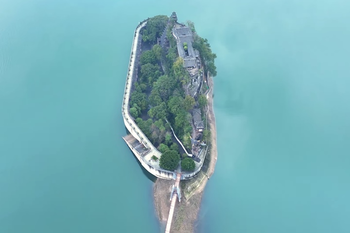 O complexo fica cercado por uma muralha que foi construída após a elevação do nível da água devido à barragem das Três Gargantas. 