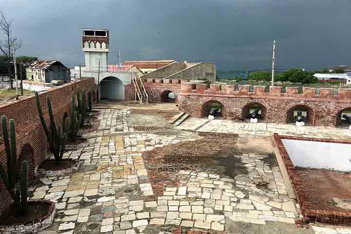 Kingston também abriga Port Royal, outrora famosa como a “cidade mais perversa do mundo”, lar de piratas como Henry Morgan e destruída pelo grande terremoto de 1692. Parte do antigo assentamento permanece submersa, atraindo arqueólogos e curiosos, enquanto o que restou em terra firme conserva fortes e ruínas.