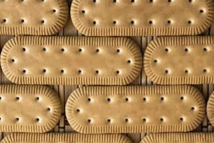 Na culinária, a maisena é muito utilizada como espessante. Quando aquecida em líquidos, ela sofre um processo chamado de gelatinização, no qual ela absorve água e aumenta de volume, deixando, assim, aquele líquido com uma textura mais densa. Por isso, é comum em receitas como mingaus, cremes, molhos e sobremesas para dar consistência. Além disso, a maisena também pode ser usada para dar leveza a massas, como bolos e biscoitos. Daí é que surge o biscoito de maisena.
