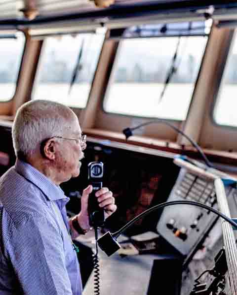 Para exercer a profissão, o prático passa por um rígido processo de seleção e formação. No Brasil, a Marinha é responsável por fiscalizar a atividade. 

