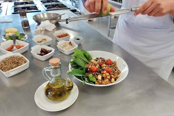 A tradição de consumir lentilhas na virada do ano está intrinsecamente ligada à prosperidade, abundância e boa sorte para o ciclo que se inicia. 