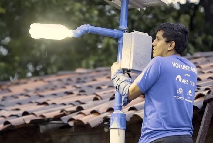 Brasileiro Alfredo Moser inventou lâmpada de garrafa PET e ganhou reconhecimento internacional - Reprodução/YouTube