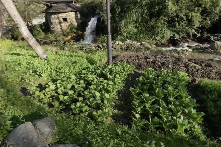 Vilarejo escondido entre montanhas na China tem moinhos de 200 anos e casas feitas de pedra - Reprodução/YouTube