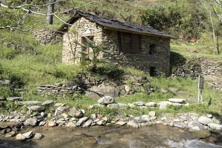 Vilarejo escondido entre montanhas na China tem moinhos de 200 anos e casas feitas de pedra - Reprodução/YouTube