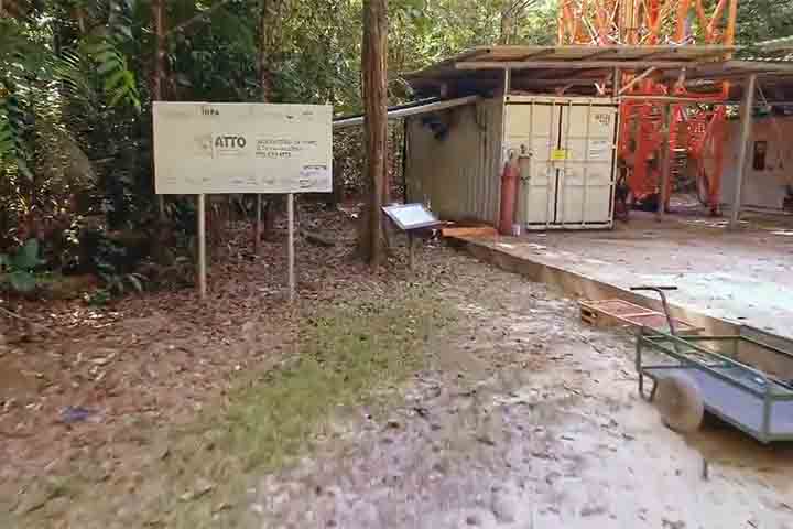 Trata-se de um dos poucos locais no mundo com capacidade para monitorar, em profundidade, o impacto das mudanças ambientais sobre um ecossistema tropical intacto.
