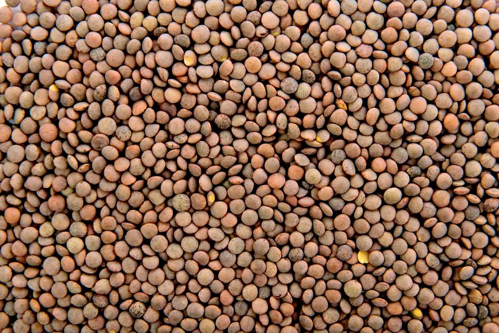 Acredita-se que este costume, predominante no Brasil, foi introduzido pelos imigrantes italianos, que o trouxeram de sua terra natal no final do século XIX e início do século XX. 