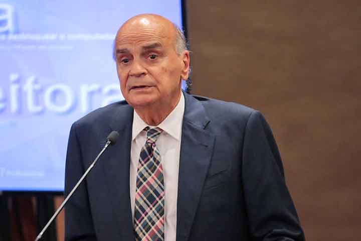 AlÃ©m da oncologia, Drauzio teve papel pioneiro no Brasil nos estudos sobre a sÃ­ndrome da imunodeficiÃªncia adquirida (HIV). Em 1989, iniciou um trabalho que marcaria profundamente sua trajetÃ³ria ao atuar como mÃ©dico voluntÃ¡rio no presÃ­dio do Carandiru, onde investigou a prevalÃªncia do vÃ­rus entre os detentos e desenvolveu aÃ§Ãµes de prevenÃ§Ã£o e conscientizaÃ§Ã£o. 
