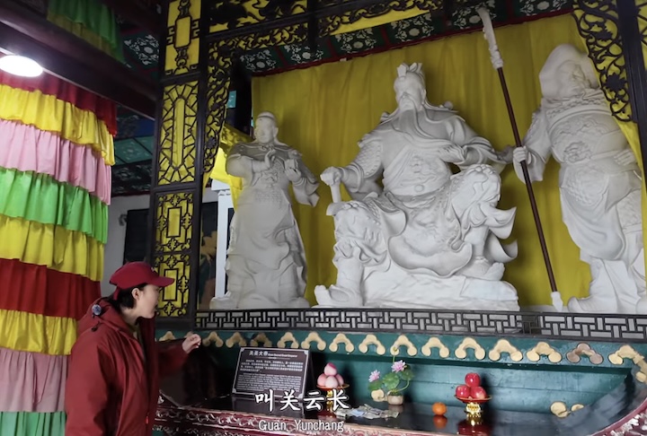 No topo, fica o Palácio do Imperador, onde são cultuadas figuras importantes da mitologia chinesa, como Guan Gong e o Imperador de Jade. 